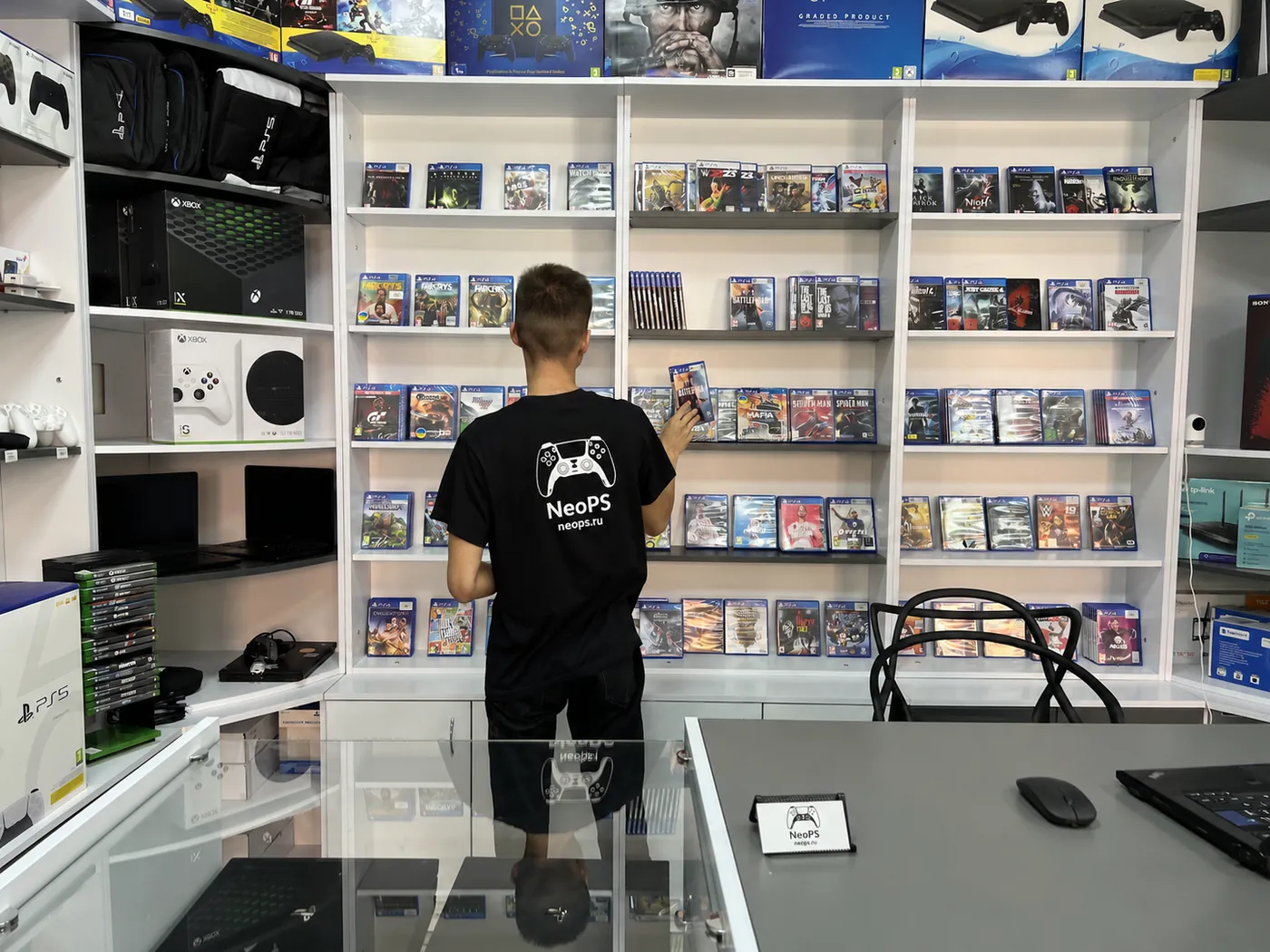 Витрина с играми для PlayStation и Xbox в магазине NeoPS